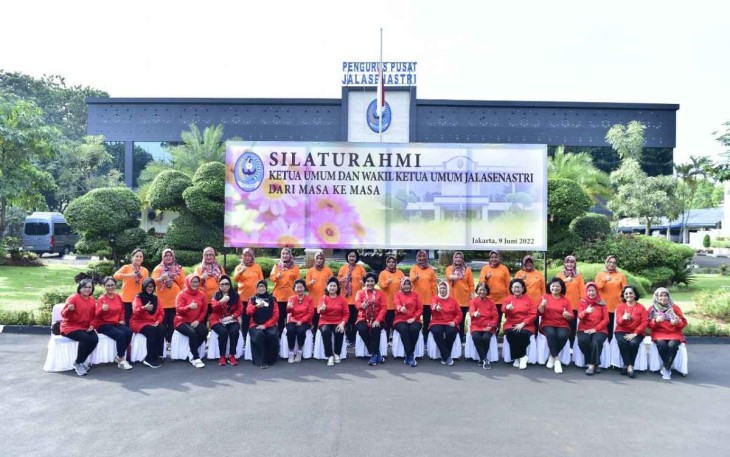 Ketum Jalasenastri foto bersama dengan pengurus Jalasenastri di Komplek TNI AL Kodamar 