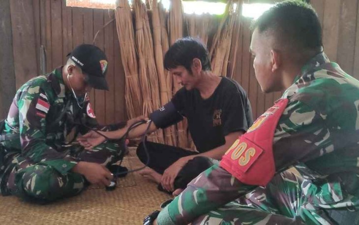 Sambangi rumah warga berikan pengobatan gratis di perbatasan 