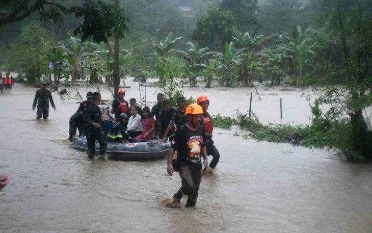 Warga berhasil dievakuasi prajurit TNI di Mamuju
