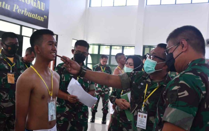 Pemeriksaan ketat calon taruna Akmil di Korem 142/Tatag