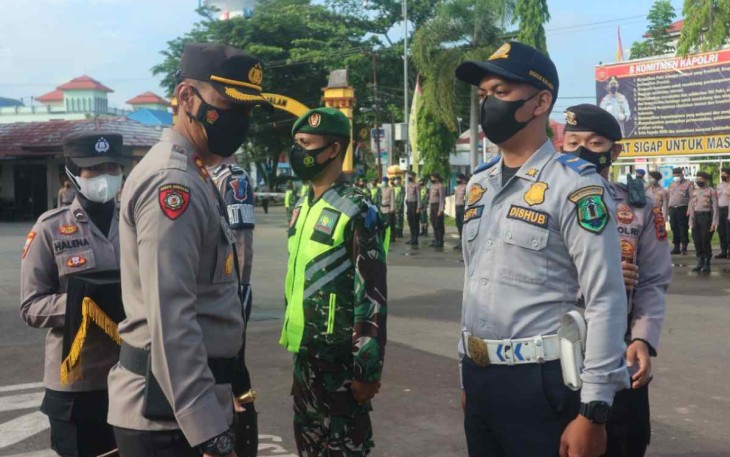 Kapolres HSU saat memeriksa personel dalam apel operasi patuh Intan di Mapolres