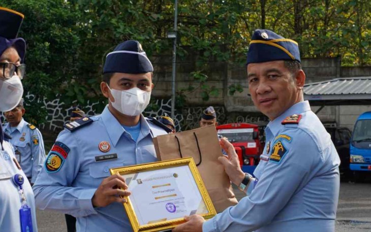 Kalapas Cilegon saat memberikan piagam penghargaan 