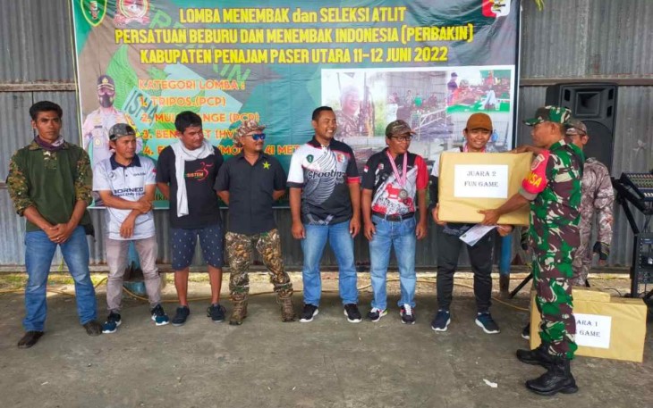Serka Cahyo saat memberikan hadiah lomba menembak