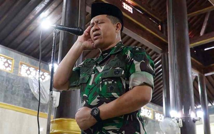 Brigjen Fulad saat kumandangkan adzan di Masjid Agung Kota Madiun
