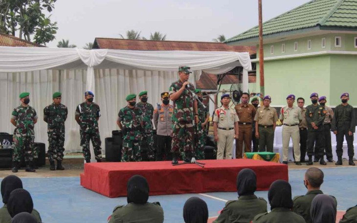 Danrem 091/ASN saat memberikan pengarahan peserta pelatihan resimen mahasiswa di Yonif 611/Awang Long