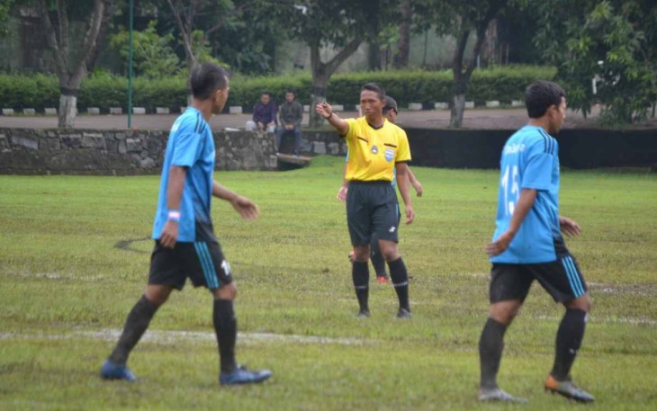 Kopda Eka Kurniyawan saat menjadi wasit pertandingan sepak bola