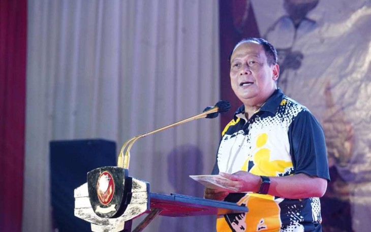 Kapolda Jabar saat membuka turnamen bulutangkis Kapolda Cup III di Bandung