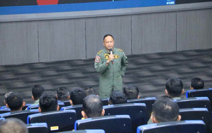 Kasau saat memberikan pengarahan kepada peserta latihan MOT di lanud Iswahjudi 