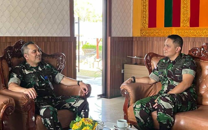 Danlanud Maimun Saleh saat menerima tim Wasev Mabes TNI AU di kantor sentral komunikasi lanud MUS