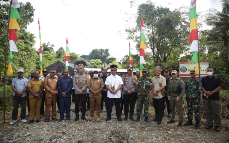 Kakorbinmas Baharkam Polri (baju putih) saat foto bersama di kampung Moruku Distrik Dekai Kabupaten Yahukimo 