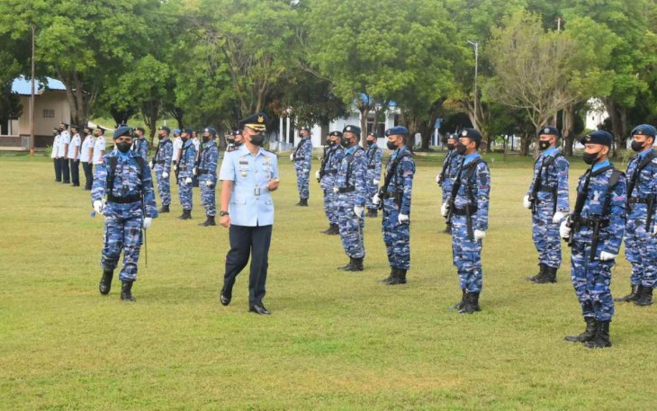 Danlanud Maimun Saleh saat pengecekan personil dalam upacara peringatan HUT ke 71 Koopsud 