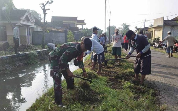 Gotong royong bersama warga bersihkan jalan dusun alas Malang