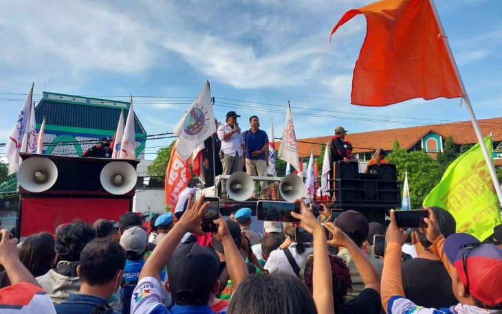 Ratusan buruh dari berbagai daerah di Jawa Timur saat menggelar aksi di depan kantor DPRD Jawa Timur Jalan Indrapura Surabaya, Rabu (15/6/2022) sore. 