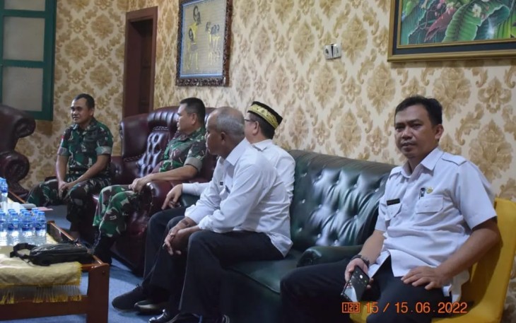 Danrem 121/Abw saat menerima kunjungan Kadis Tanaman Pangan dan Hortikultura Prov Kalbar