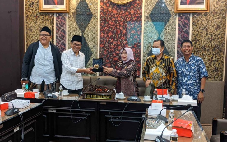Ketua RMI NU Jatim KH Muhammad Iffatul Lathoif saat hearing dengan Fraksi-Fraksi DPRD Jatim, Kamis (16/6/2022).