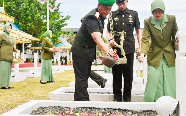 Danrem 033/WP saat tabur bunga dan memberikan penghormatan