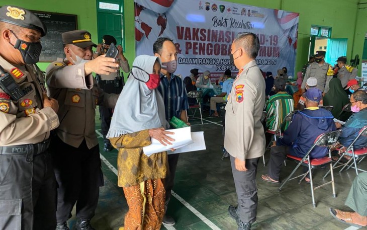 Giat Vaksin dan Pengobatan Umum Polres Klaten Sambut HUT Bhayangkara ke-76
