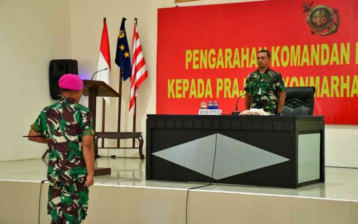 Yonmarhanlan XIV Sorong saat menerima pengarahan Dankormar