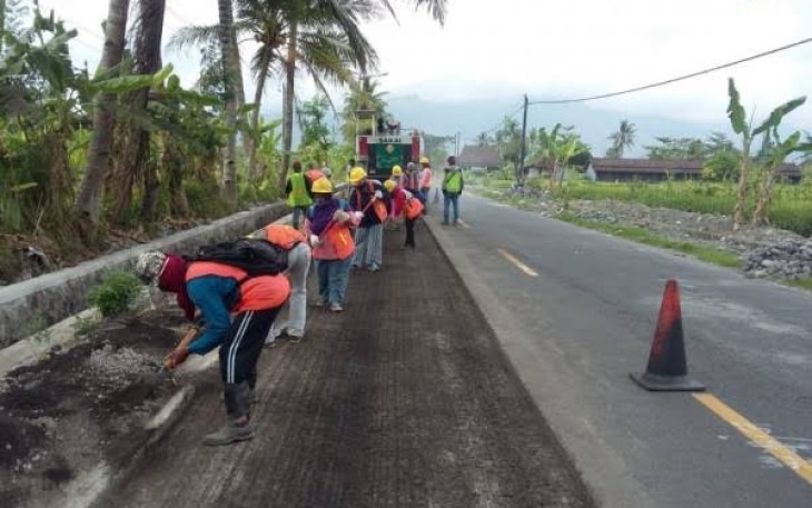 Program padat karya tunai kementerian pupr membuka lapangan pekerjaan