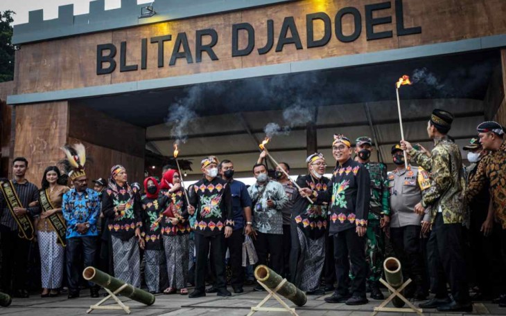 MenkopUKM saat membuka Bazaar Blitar Djadoel 2022