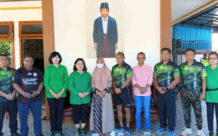 Pangdam Kasuari foto bersama ibunda Bahlil Lahadalia di Fakfak