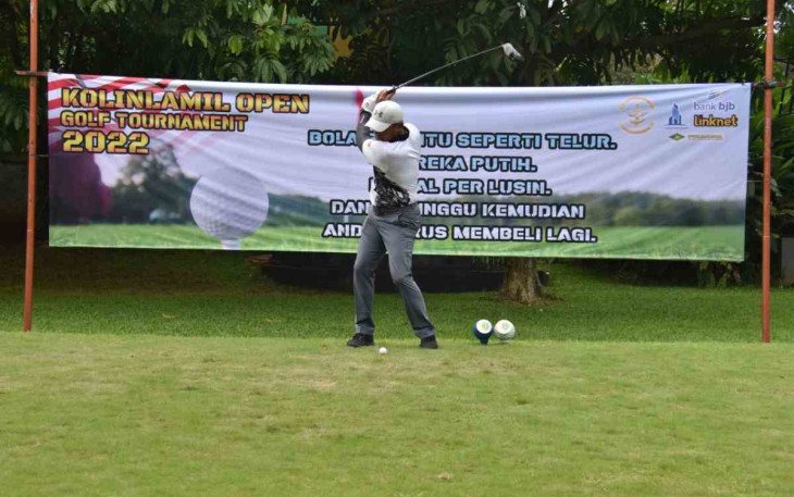Laksma TNI Singgih Sugiarto saat pemukulan bola pertama pembukaan turnamen golf di lapangan golf pangkalan jati Cinere Depok