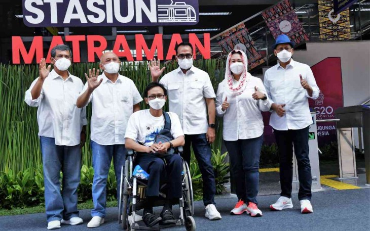 MenkopUKM saat menghadiri peresmian Stasiun Kereta Api Matraman 