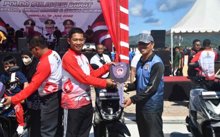 Kasrem 142/Tatag saat memberikan bingkisan di HUT Bhayangkara Ke-76 di Mamuju