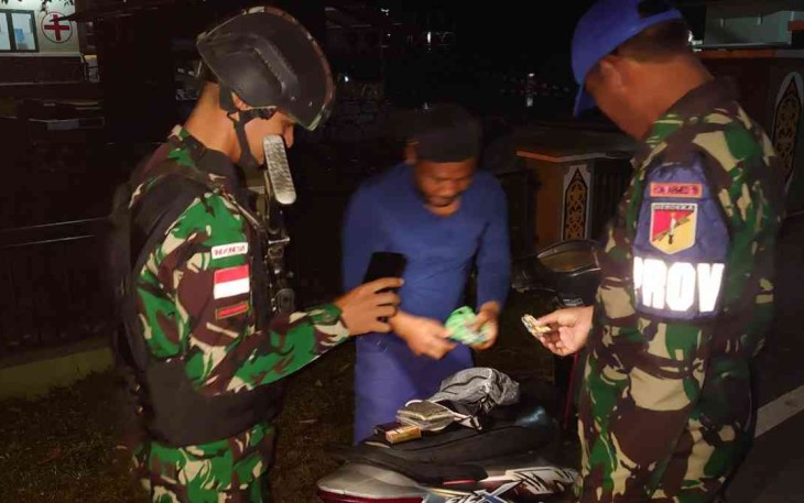 Sweeping malam hari satgas Yonarmed 19/105 Trk Bogani di perbatasan 