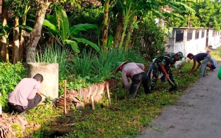 Bersihkan lingkungan bersama warga binaan