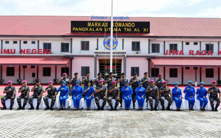 Foto bersama Dankormar bersama jajaran Lantamal XI Merauke