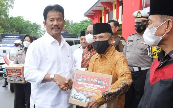 Walikota Rudi saat ikut Serahkan Bansos Sembako