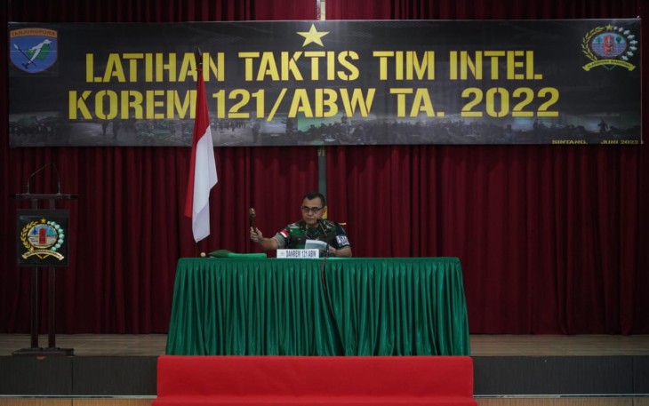 Danrem 121/Abw saat membuka latihan taktis tim intelejen di Makorem 121/Abw