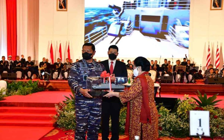 Kasal saat menyerahkan replika KRI Bung Karno-369 ke Megawati Soekarnoputri 