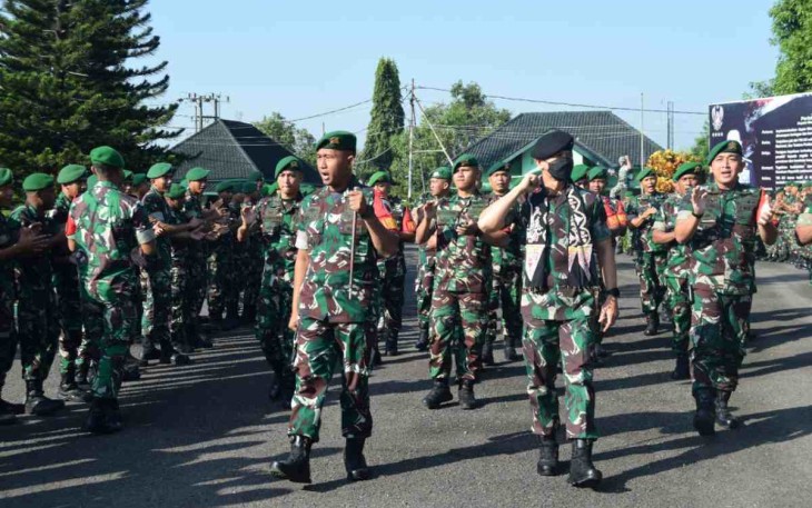 Waaster Panglima TNI disambut yel yel Prajurit Yonif 0511/DY Blitar