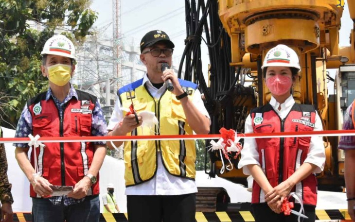 Dirjen Cipta Karya Diana Kusumastuti (kanan) saat meresmikan pembangunan jalan tol