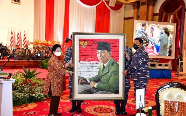 Kasal saat menyerahkan lukisan Bung Karno ke Megawati Soekarnoputri di Jakarta 