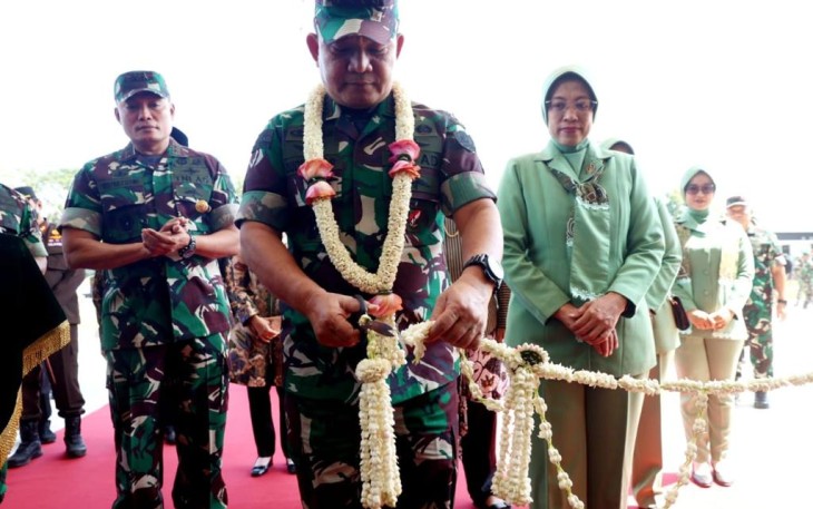 Kasad saat gunting pita peresmian Kodim 0709/Kebumen
