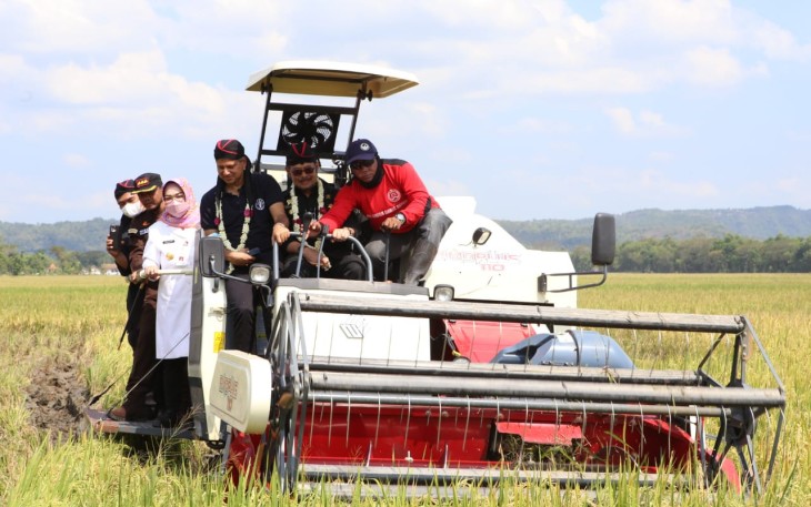 Mentan RI saat acara tanam padi IP400 di desa Tegal Sari Kabupaten Sukoharjo 