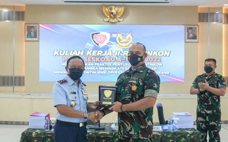Pangkoopsud I saat memberikan cenderamata peserta pasis