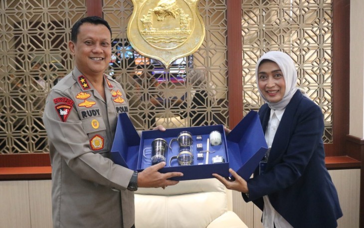 Kapolda Banten saat bertukar cenderamata dengan Dirut ASDP