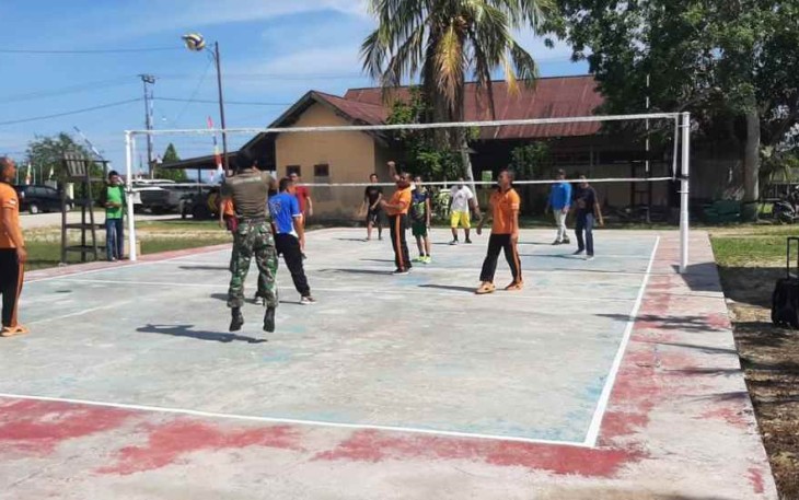 Pertandingan voli sambut hari Bhayangkara Ke-76 di desa Kota Bangun Ulu