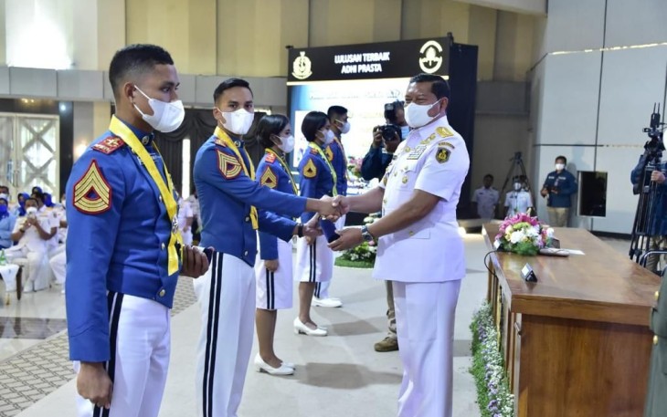 Kasal saat mewisuda taruna AAL di Surabaya 