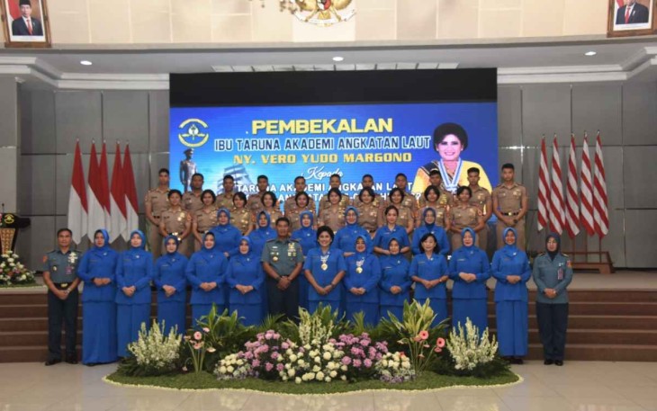 Foto bersama dengan Ibu Taruna AAL di Surabaya 