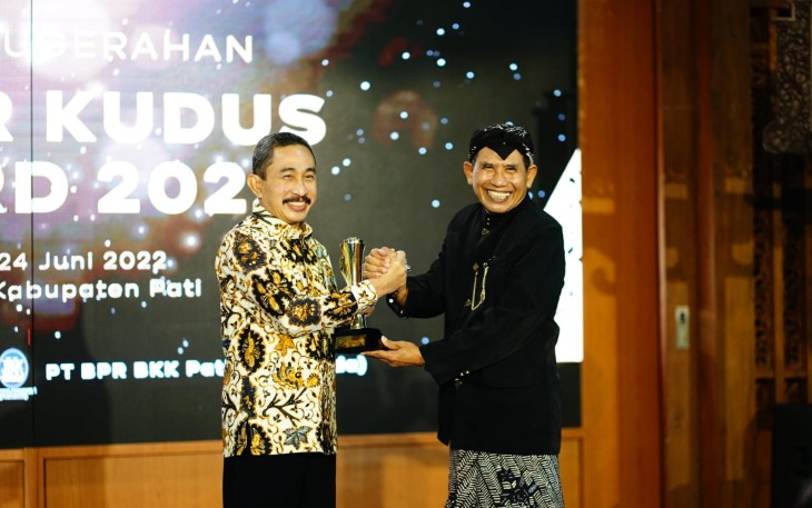 Bupati Pati Haryanto menerima dua penghargaan capaian investasi dan Adi Bhakti Paripurna
