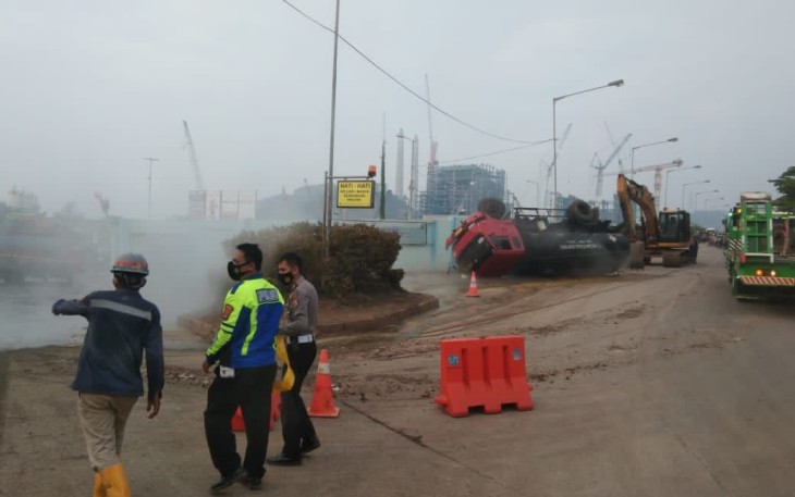 Truk terguling akibatkan 12 ton zat berbahaya tumpah di jalan