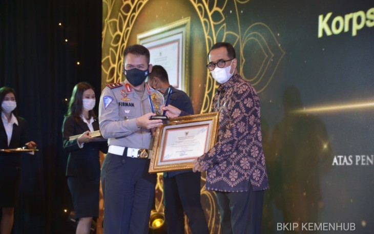 Kemenhub saat Beri Penghargaan