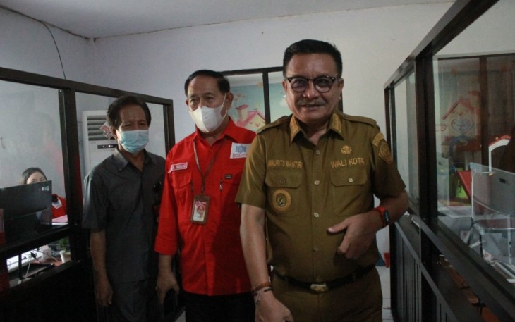 Walikota Bitung Maurits Mantiri di dampingi Kadis Dukcapil saat melakukan peninjauan.