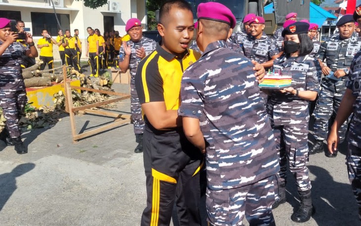 Danyonmarhanlan VIII Bitung bersama prajurit Petarung Yonmarhanlan VIII Bitung saat memberikan ucapan HUT Bhayangkara Ke-76 kepada Kapolres Bitung