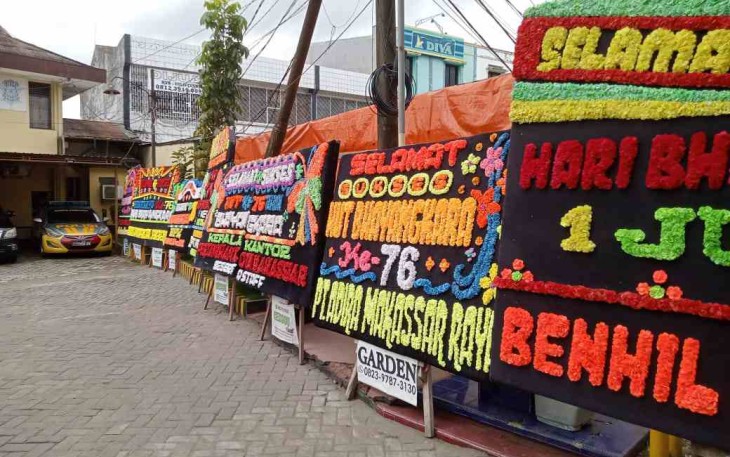 Karangan bunga ucapan HUT Bhayangkara di Mapolsek Rappocini